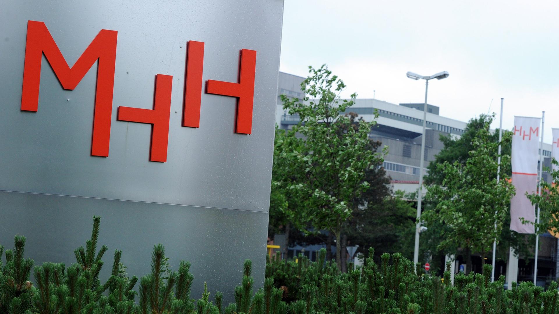 Ein Schild steht an der Medizinischen Hochschule Hannover (MHH). | picture alliance / dpa | Caroline Seidel, picture alliance / dpa | Caroline Seidel