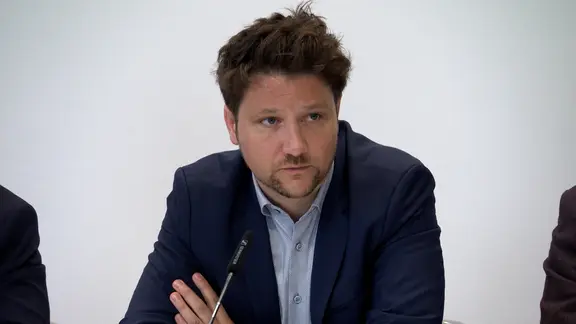 Oliver Grimm, Sprecher des Innenministeriums, spricht in einer Pressekonferenz.