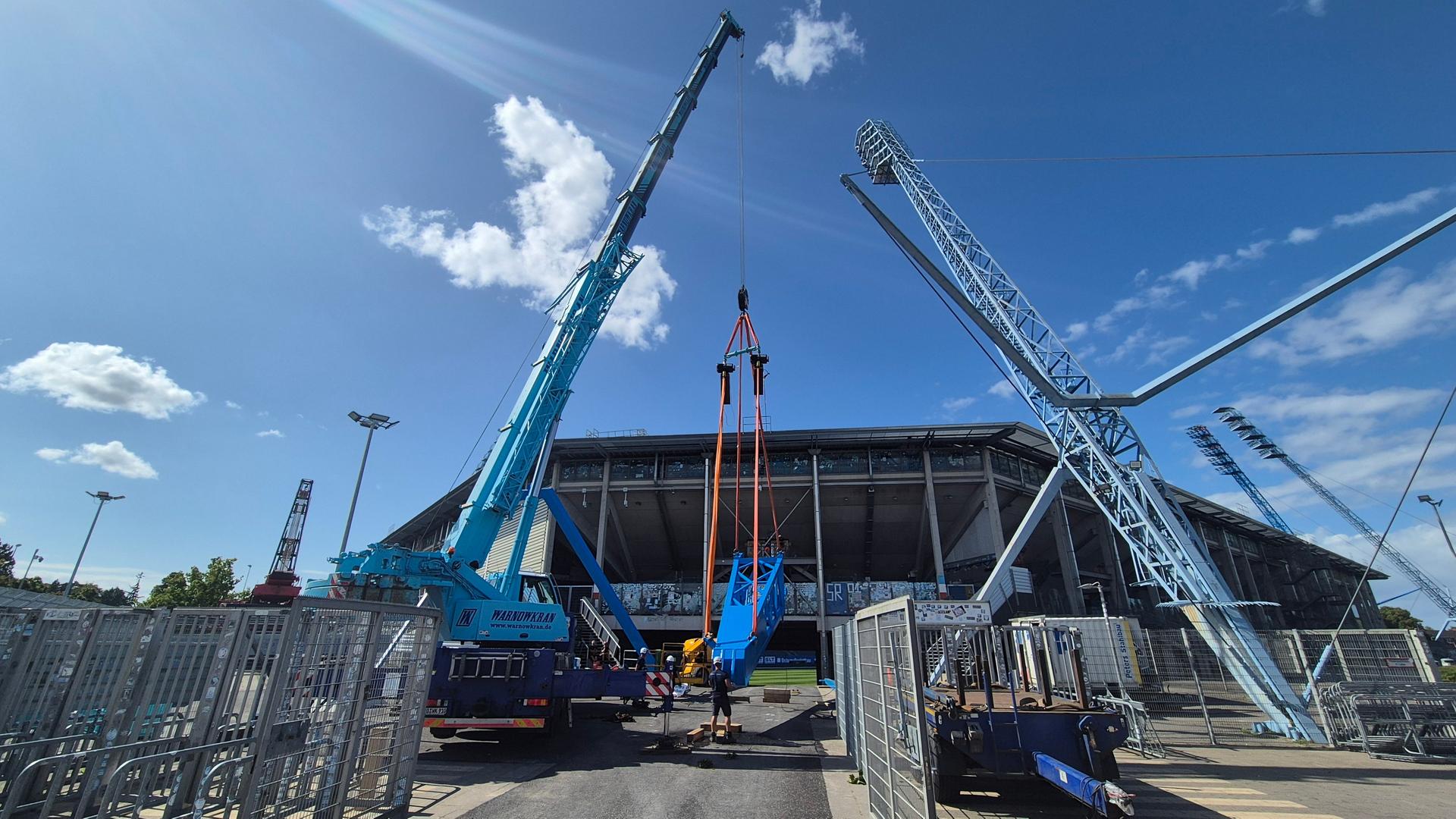Rostock: Starker Wind behindert Arbeiten an Flutlichtmasten