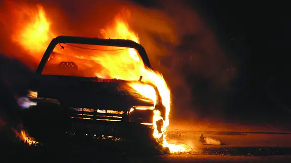 Ein Auto steht in Flammen auf der Straße. (Themenbild) | evron.info / Fotolia.com, evron.info Ein Auto steht in Flammen auf der Straße. (Themenbild)