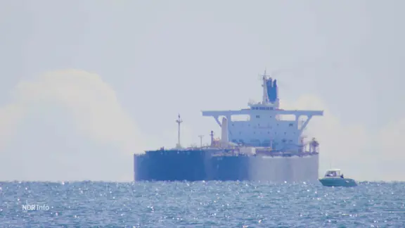 Ein Tanker auf dem Meer.