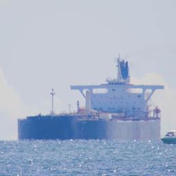 Ein Tanker auf dem Meer.