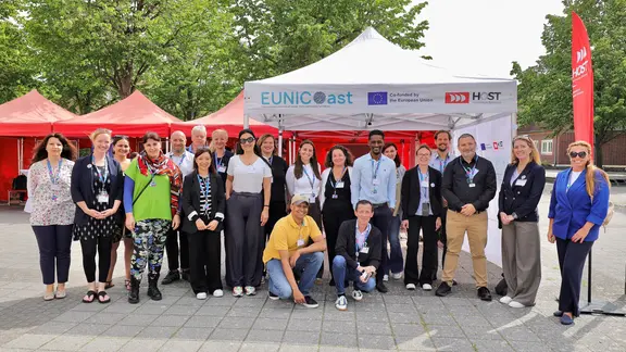 Auf dem Bild sind Vertreter und Vertreterinnen von rund 20 Universitäten aus Europa und Südamerika abgebildet. 