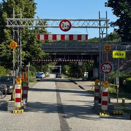 Vor der S-Bahnbrücke in der Rolfinkstraße ist ein Sicherheitstor angebracht.