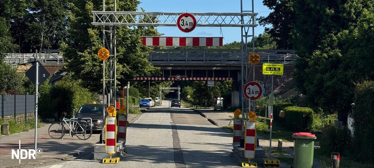 Vor der S-Bahnbrücke in der Rolfinkstraße ist ein Sicherheitstor angebracht. | NDR / Philip von Kageneck Vor der S-Bahnbrücke in der Rolfinkstraße ist ein Sicherheitstor angebracht.