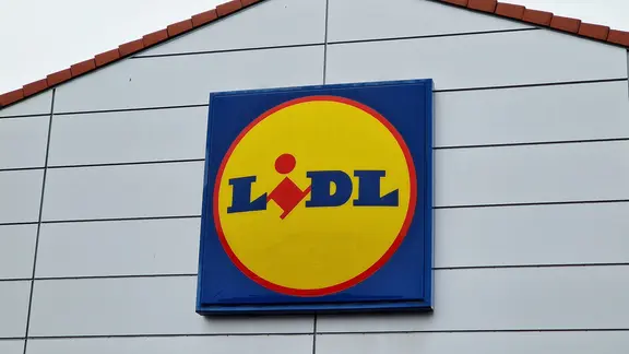 Das LIDL-Logo an einer Gebäudewand