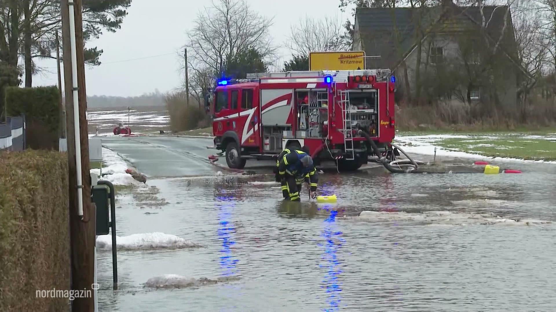 Steffenshagen: Feuerwehr muss Schmelzwasser umlenken