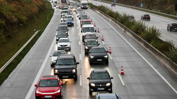 Autos stehen auf der Autobahn A7 Richtung Norden im Stau