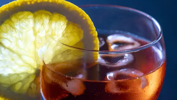 Ein Glas mit einem Getränk, dekoriert mit einer Zitronenscheibe.