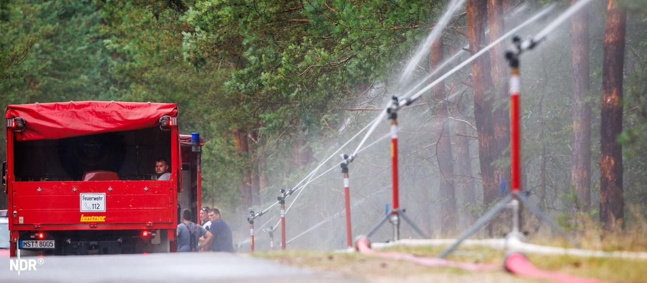 Feuerwehrleute haben Kreisregner zum Eindämmen des Waldbrands im Müritz-Nationalpark aufgestellt.