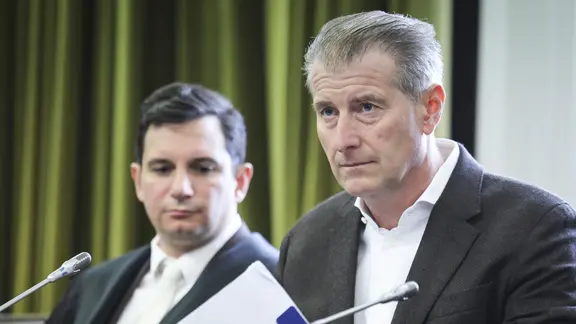 Nebenkläger Stephan Hensel (r.), Ex-Ehemann und Vater der Kinder von Christina Block, und Anwalt Philip von der Meden sitzen im Hamburger Landgericht.