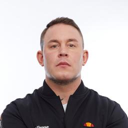 Daniel Schmidt guckt finster in die Kamera.