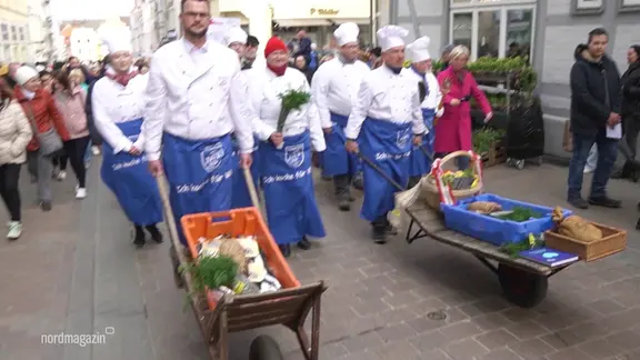 Der traditionelle Beginn der Wismarer Heringstage.