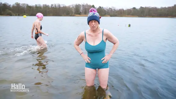 Reporterin Anna Koerber steht im knietiefen Wasser.