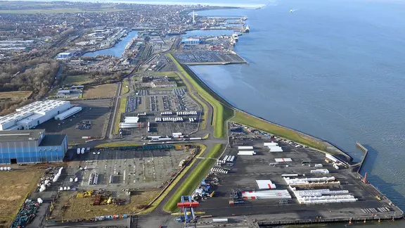 Eine Luftaufnahme des Hafens in Cuxhaven.