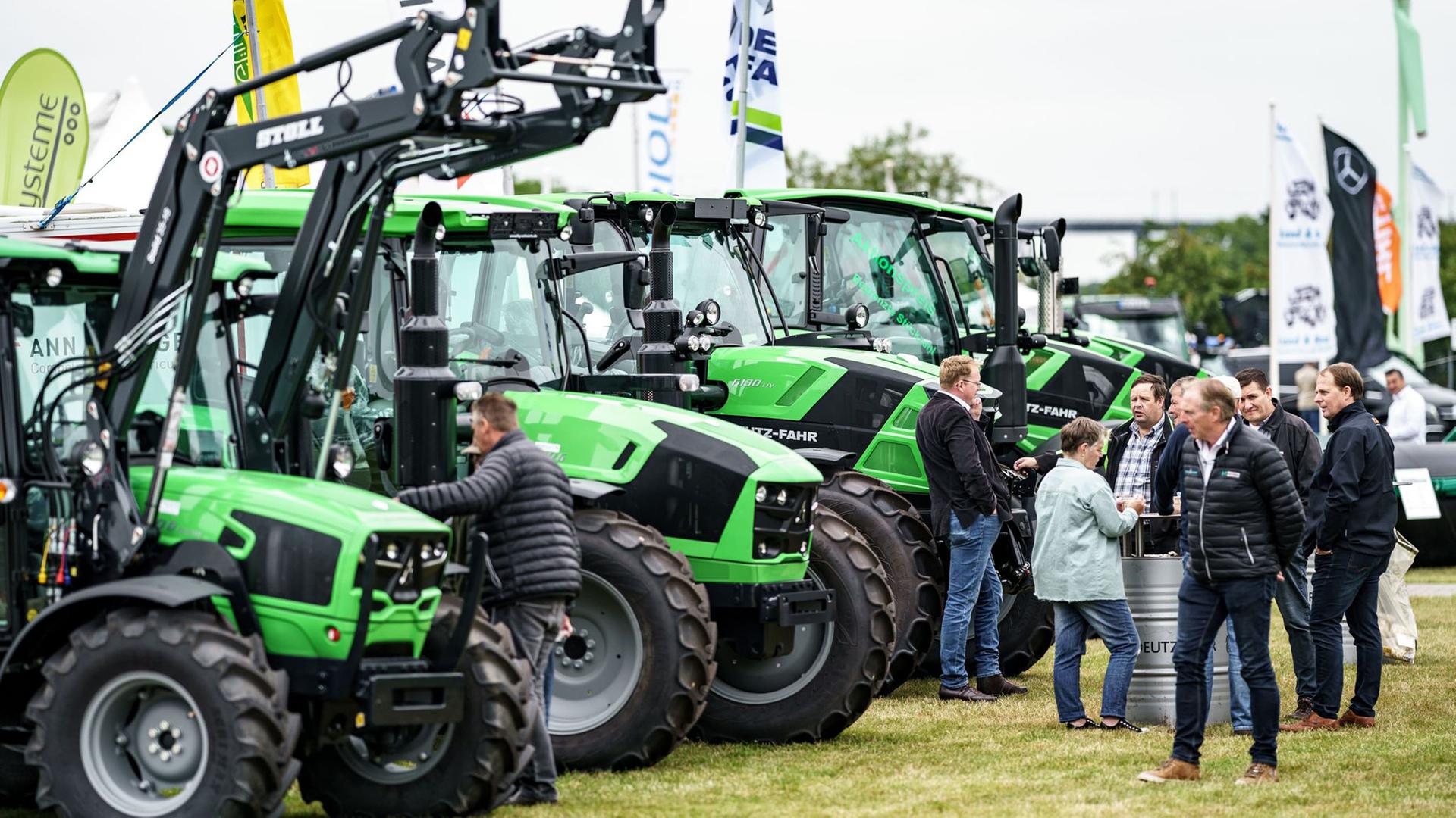 Besucher der Landwirtschafts- und Verbrauchermesse Norla betrachten die dort ausgestellten Traktoren. | dpa-Bildfunk