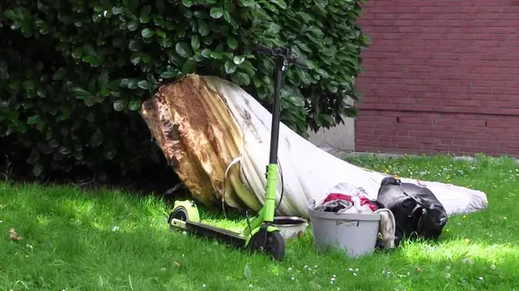 Nachdem ein E-Scooter in einer Wohnung in Osnabrück gebrannt hat, steht er vor einer angesengten Matratze im Freien.