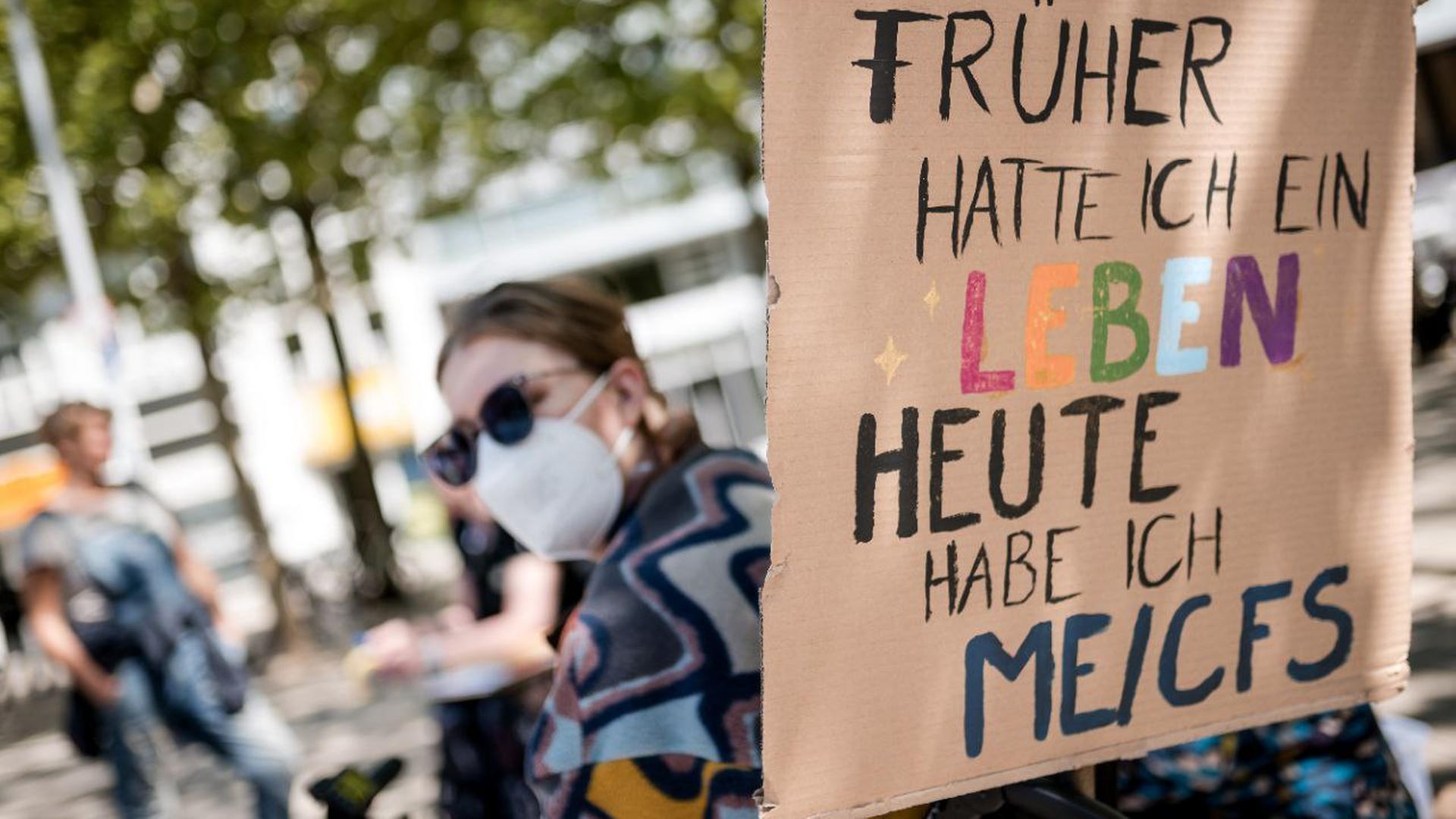 Kim auf einer Demo für mehr Sichtbarkeit für ME/CFS | privat