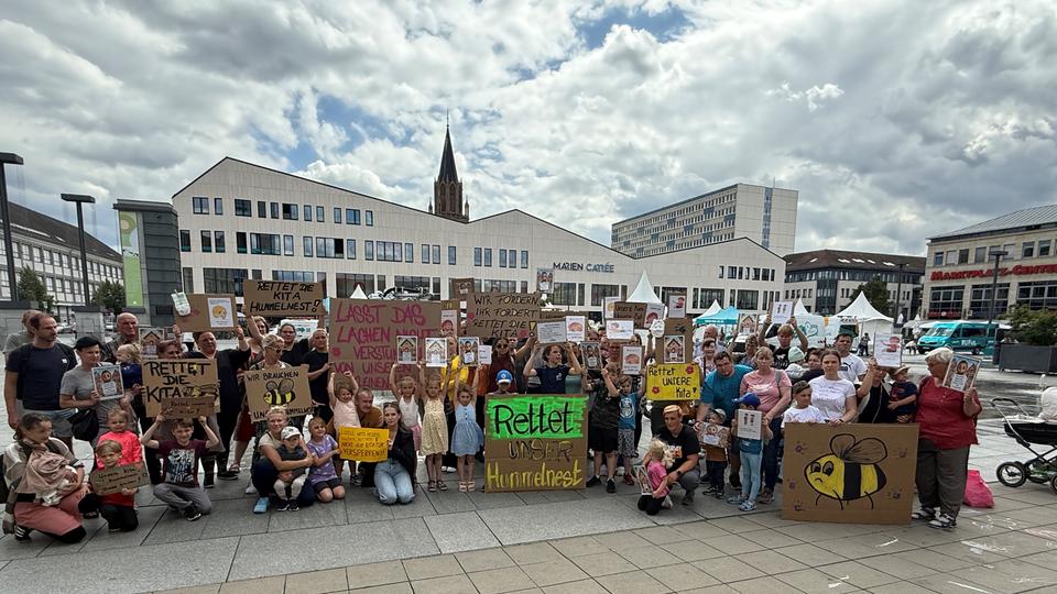 Erzieher, Kinder und Eltern der Kita Hummelnest in Cölpin haben auf dem Marktplatz in Neubrandenburg gegen die drohende Schließung der Einrichtung protestiert. | NDR Demo Kita Hummelnest Cölpin