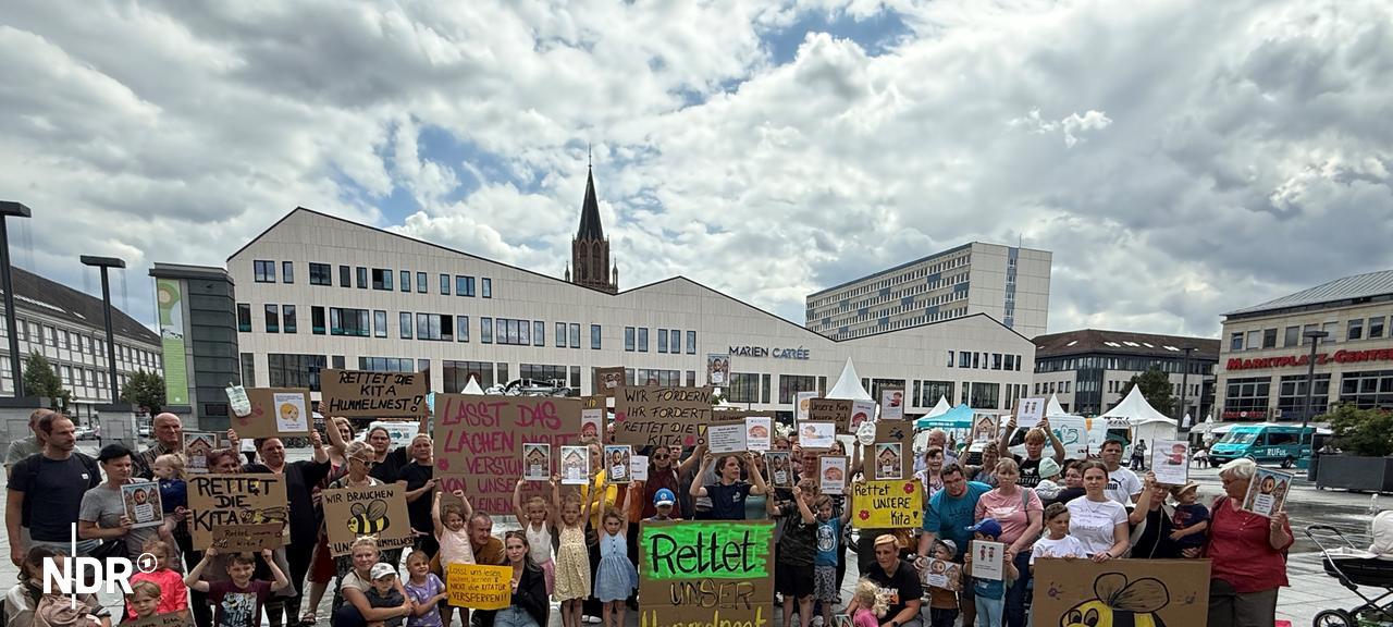 Erzieher und Eltern der Kita Hummelnest in Cölpin haben auf dem Marktplatz in Neubrandenburg gegen die drohende Schließung der Einrichtung protestiert. | NDR Demo Kita Hummelnest Cölpin