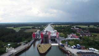 Die Schleuse eines Flusses aus der Vogelperspektive.