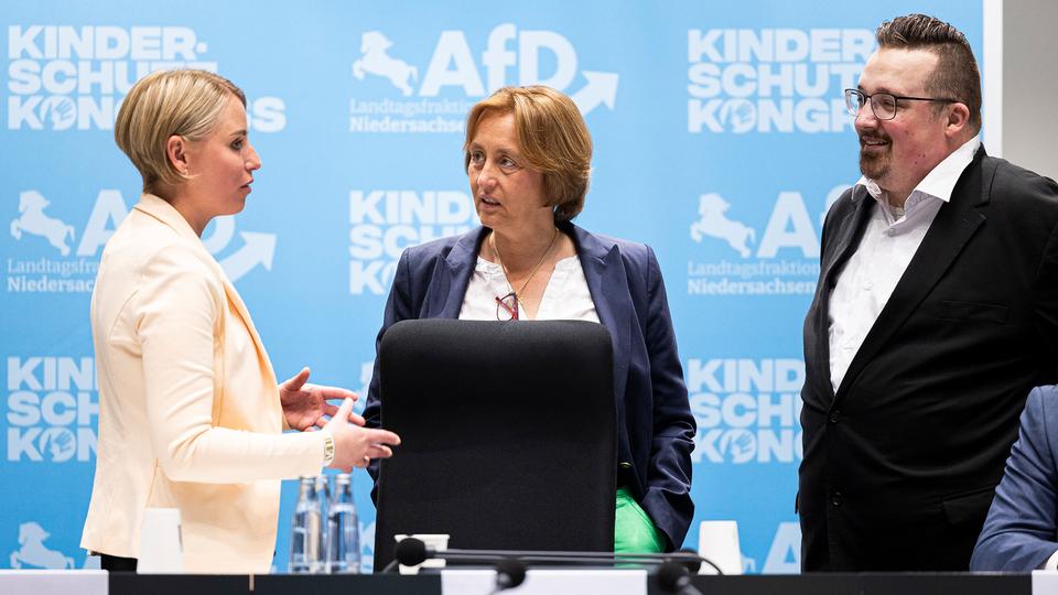 Initiatorin des "Kinderschutzgipfels" ist AfD-Landtagsabgeordnete Vanessa Behrendt (links). Neben ihr stehen Beatrix von Storch und Dennis Engelmann, Vorsitzender des Vereins "Kinderseelenschützer". | dpa, Michael Matthey Vanessa Behrendt (li, AfD), Mitglied im Niedersächsischen Landtag, Beatrix von Storch (Mitte), Stellvertretende Vorsitzende der AfD im Bundestag, und Dennis Engelmann (re), Vorsitzender von Kinderseelenschützer e. V., während eines "Kinderschutzkongress" der AfD-Fraktion im Niedersächsischen Landtag.
