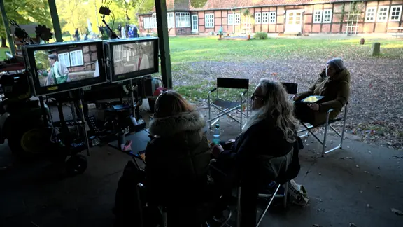 Behind the Scenes beim Dreh von "Rote Rosen" | ndr.de