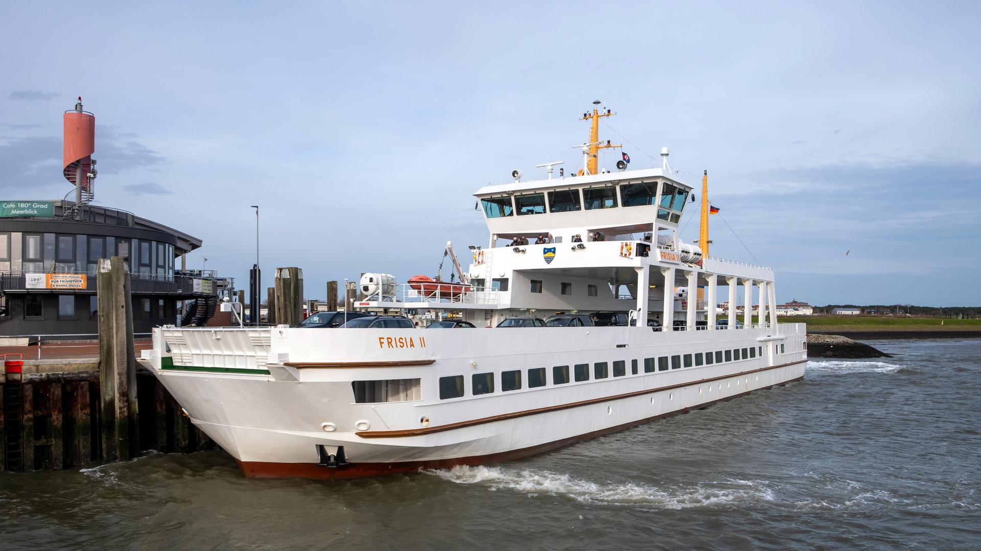 Das Fährschiff Frisia II der AG Reederei Norden-Frisia liegt im Hafen von Norderney. | picture alliance, Rupert Oberhäuser