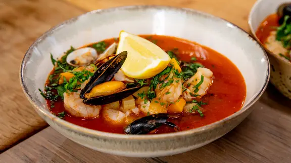 Bouillabaisse in einem tiefen Teller serviert