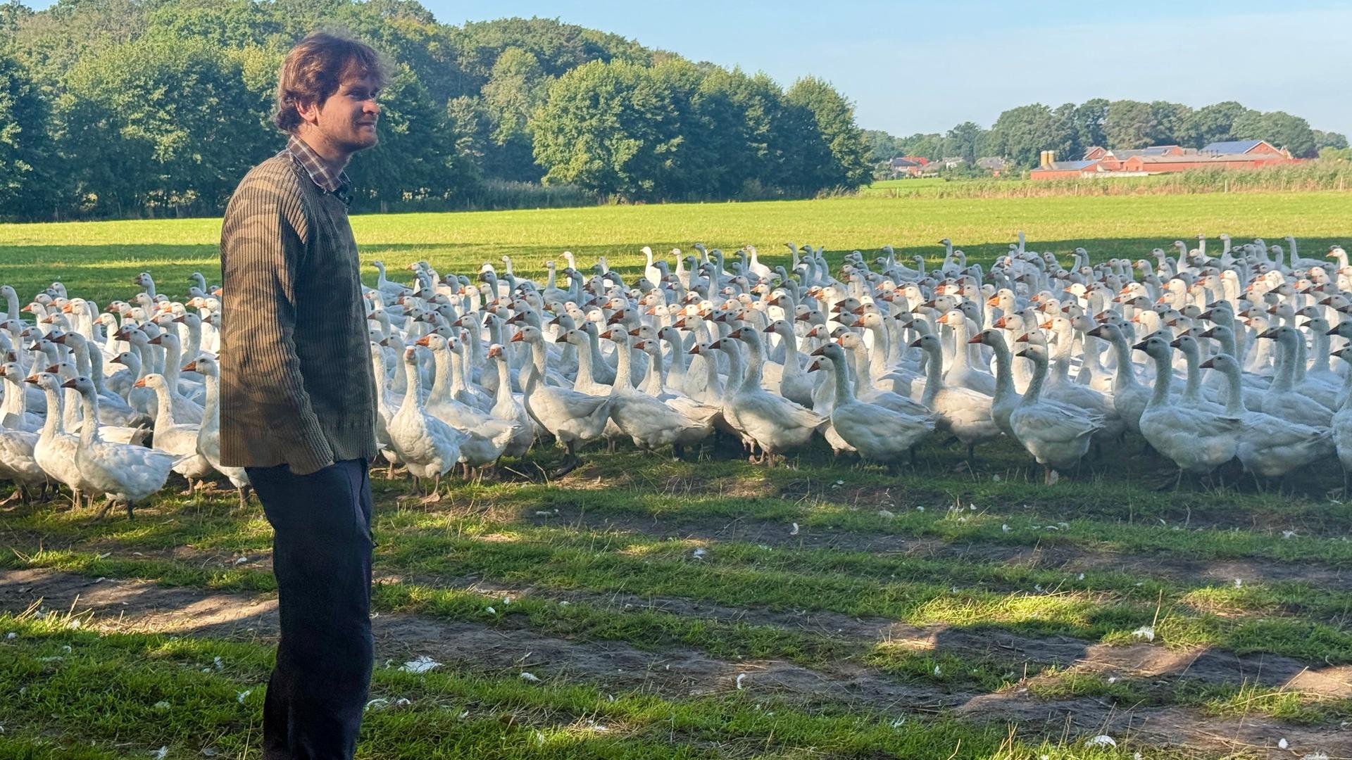Johann-Michel Claßen steht bei seinen Gänsen in Bakum. | NDR, Daniel Sprehe