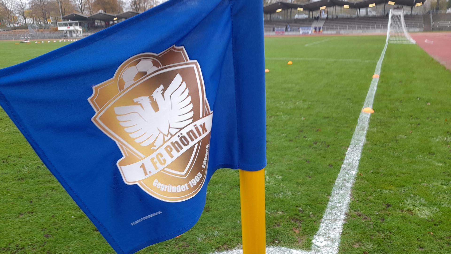 Das Logo des 1. FC Phönix Lübeck auf einer Eckfahne | NDR, Marc Kramhöft