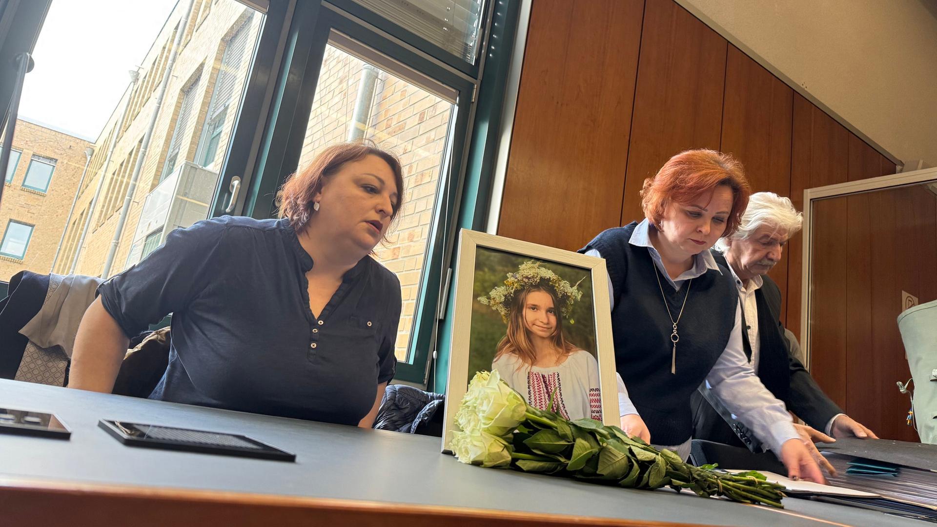 Die Mutter des Opfers, Liana K., sowie ihre Dolmetscherin Renata Reschetniak nehmen im Gerichtssaal Platz. | dpa, Maurice Dirker