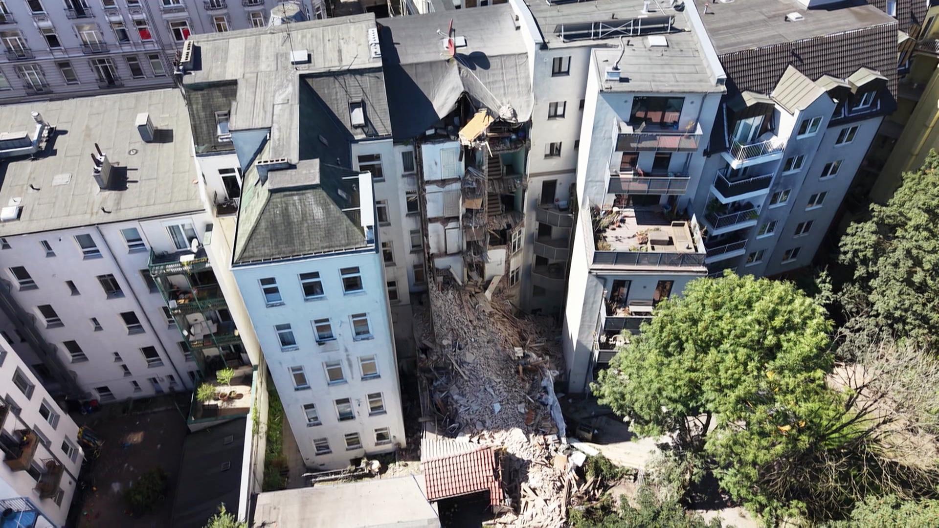 Nach Abriss in der Holstenstraße: Mieter durchsuchen Schutthaufen