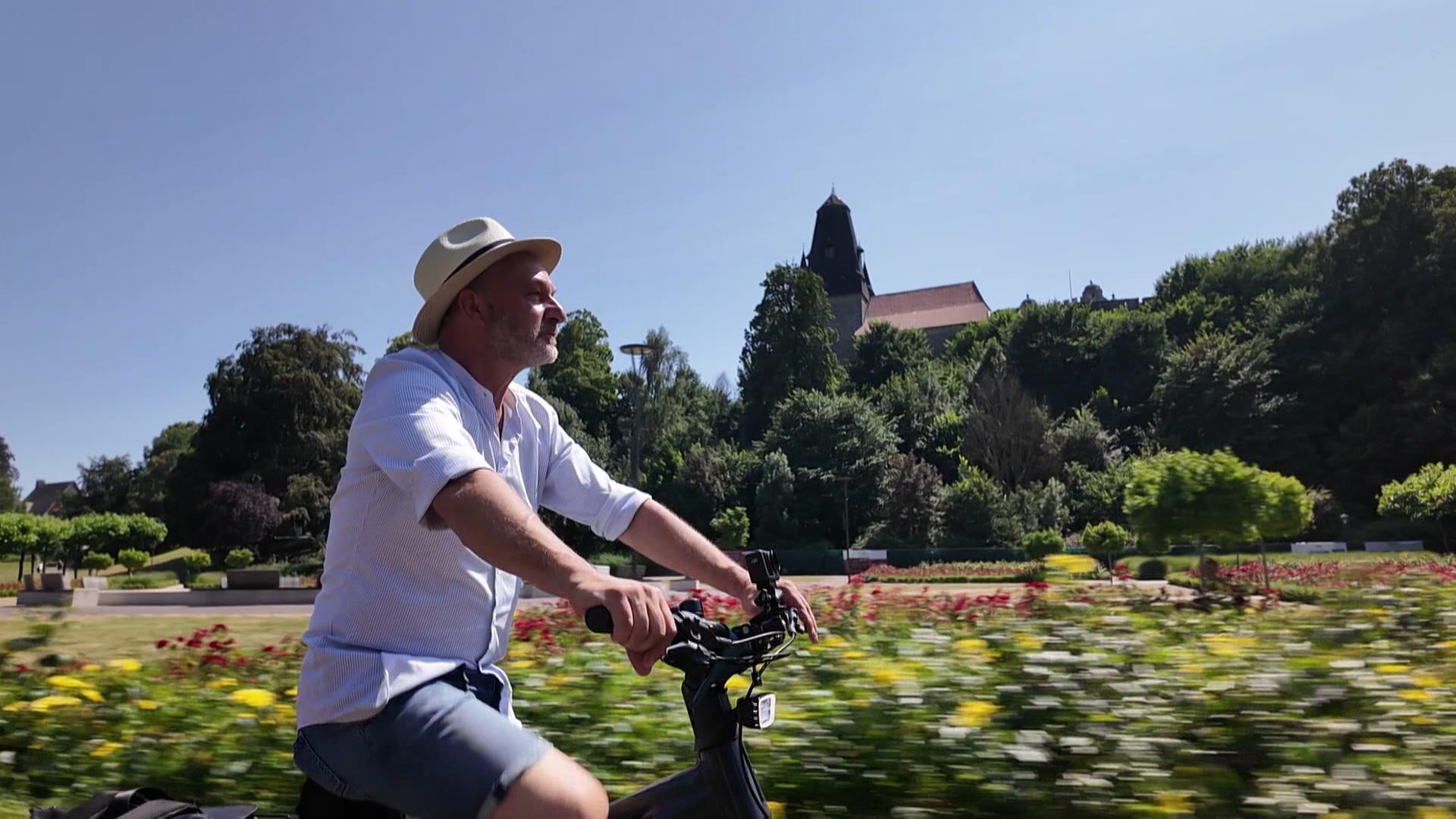 NDR Reporter Joop Wösten auf dem Rad | NDR