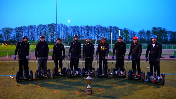 Das Segwaypolo-Team Lions aus der Wedemark steht auf dem Spielfeld.
