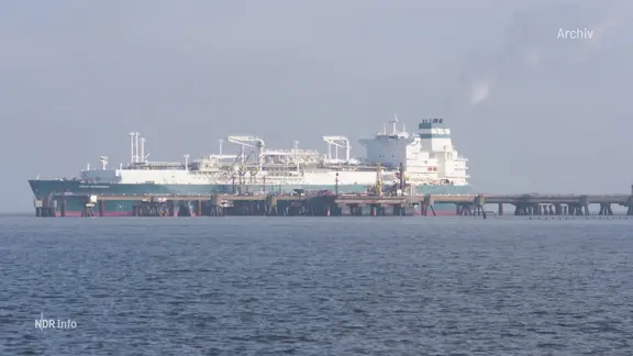 An einem LNG-Terminal hat ein größeres Frachtschiff angelegt.