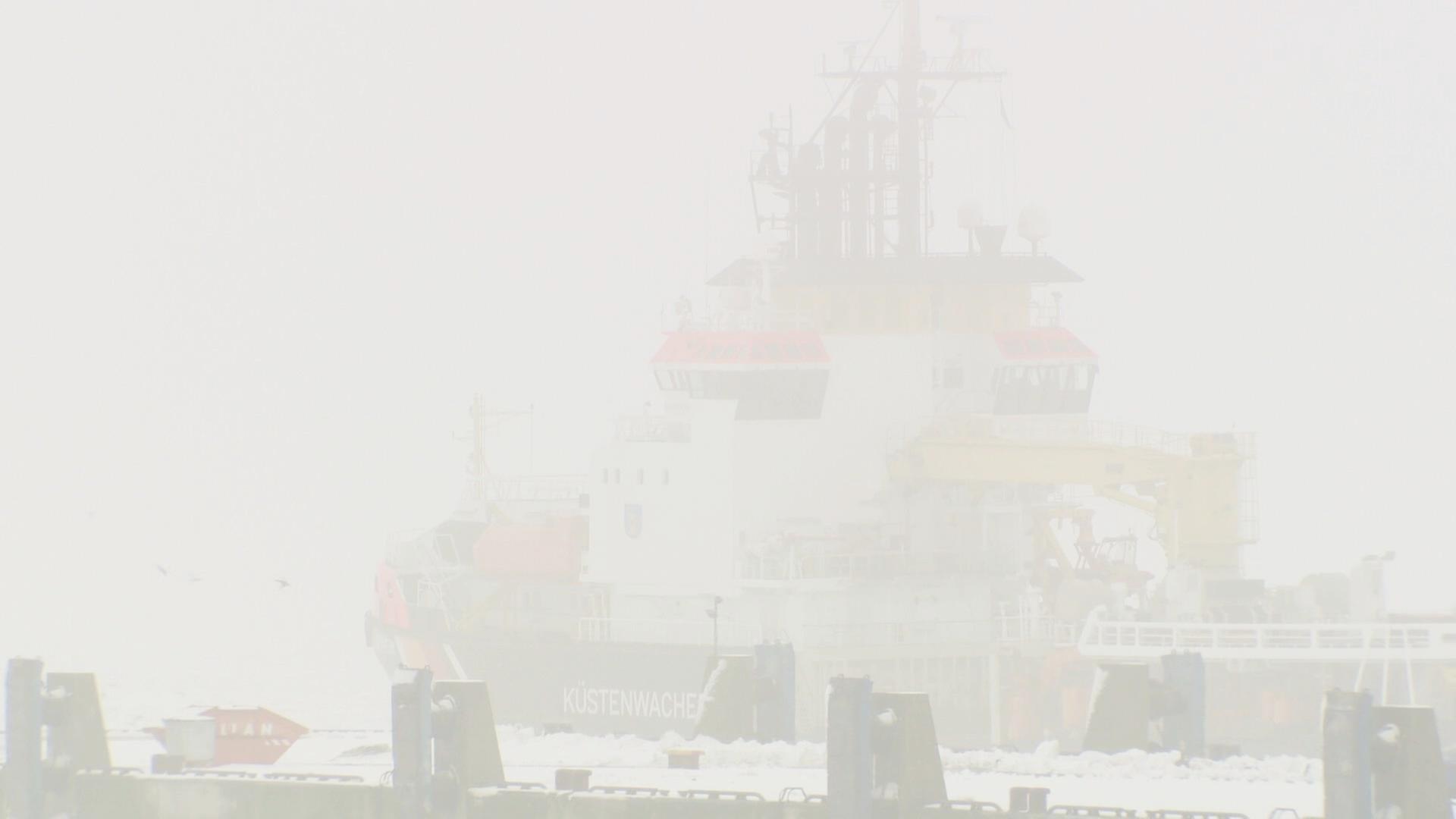 Ostsee vor Rügen: Eisbrecher macht Weg für LNG-Tanker frei