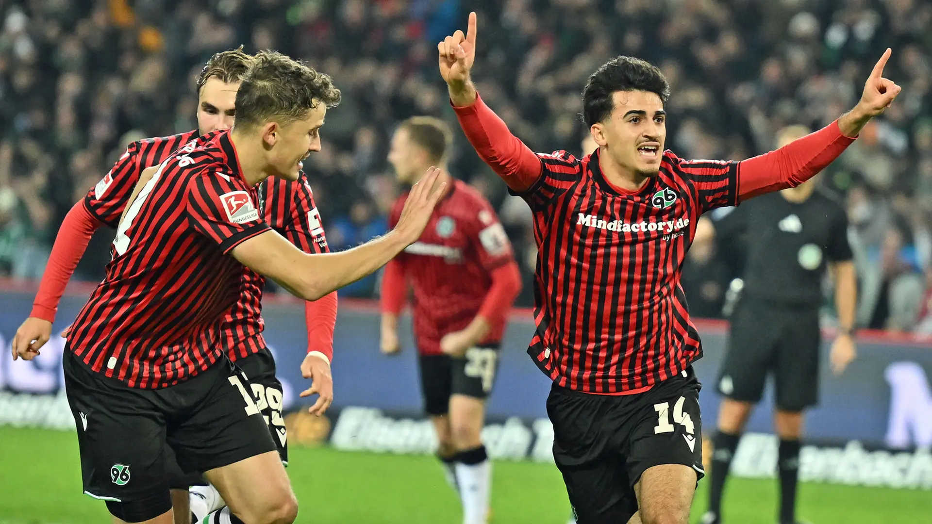 Hannover 96 schlägt den KSC klar - und springt auf Rang drei