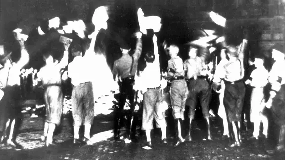 Nach der Machtübernahme lassen die Nazis in Uni-Städten Bücher verfemter Autoren verbrennen.