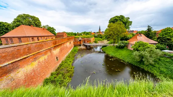 Die Festung beherbergt Ausstellungen über Fritz Reuter und zum Biosphärenreservat. | picture alliance / imageBROKER, Norbert Neetz Blick auf die Festung Dömitz in Mecklenburg, im Hintergrund die Altstadt.