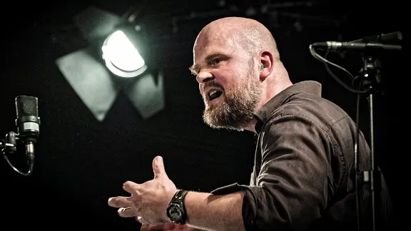 Jörn Marcussen-Wulff gestickuliert