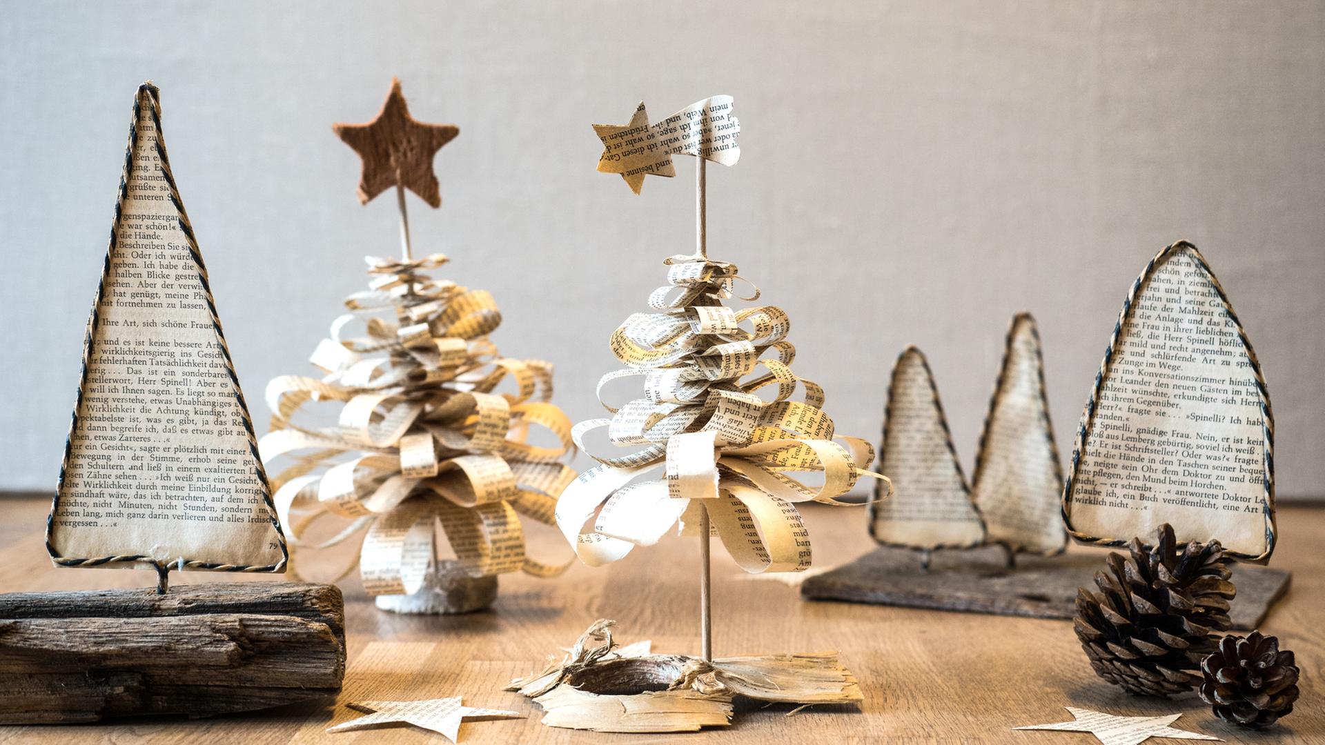 Schöne Tischdeko zu Weihnachten aus alten Buchseiten basteln
