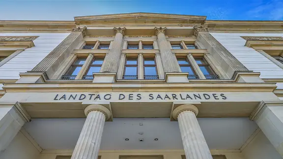 Das Eingangsportal des Landtag des Saarlandes