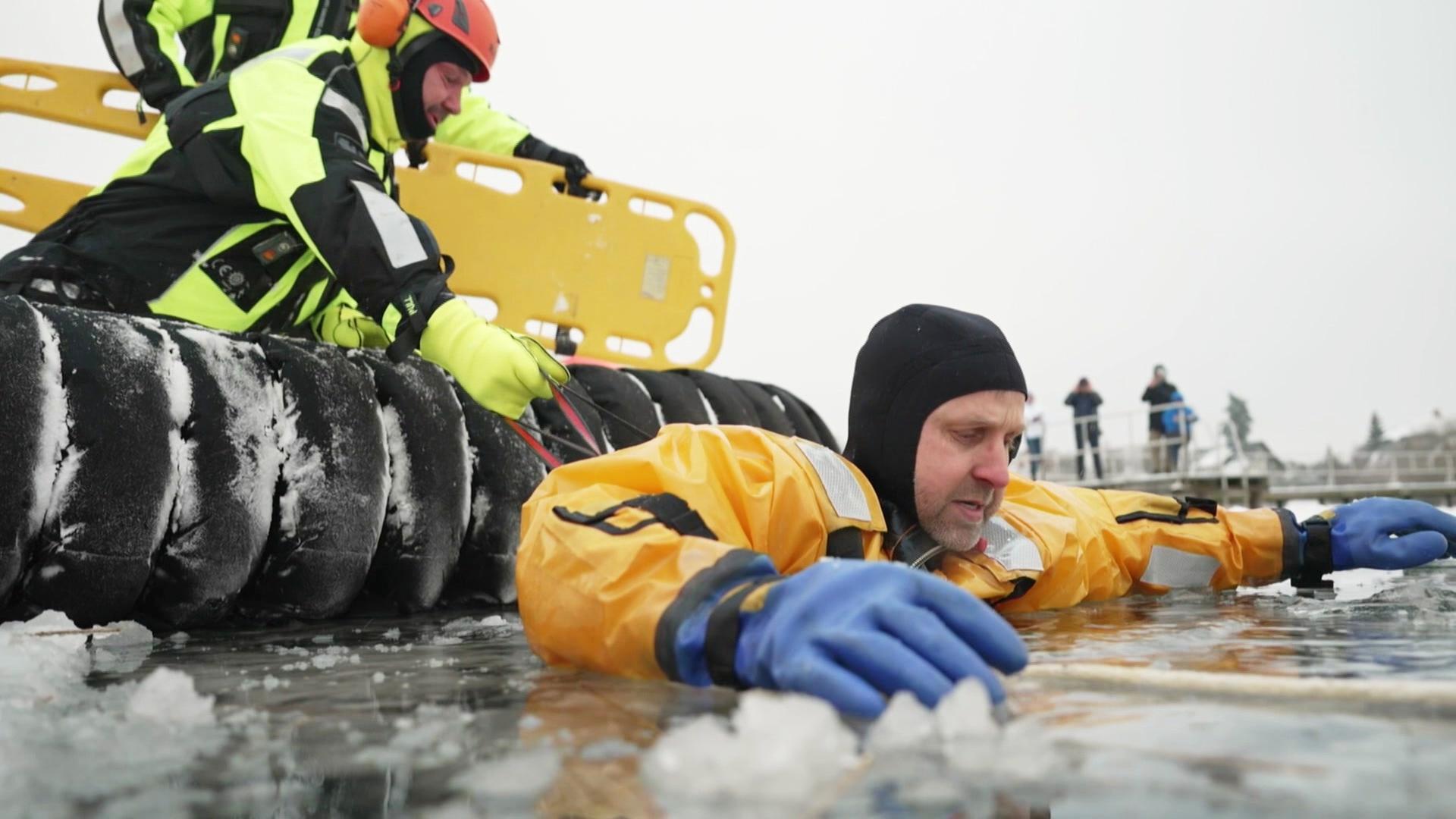 Rettung aus dem Eis: Feuerwehr Waren trainiert auf der Müritz