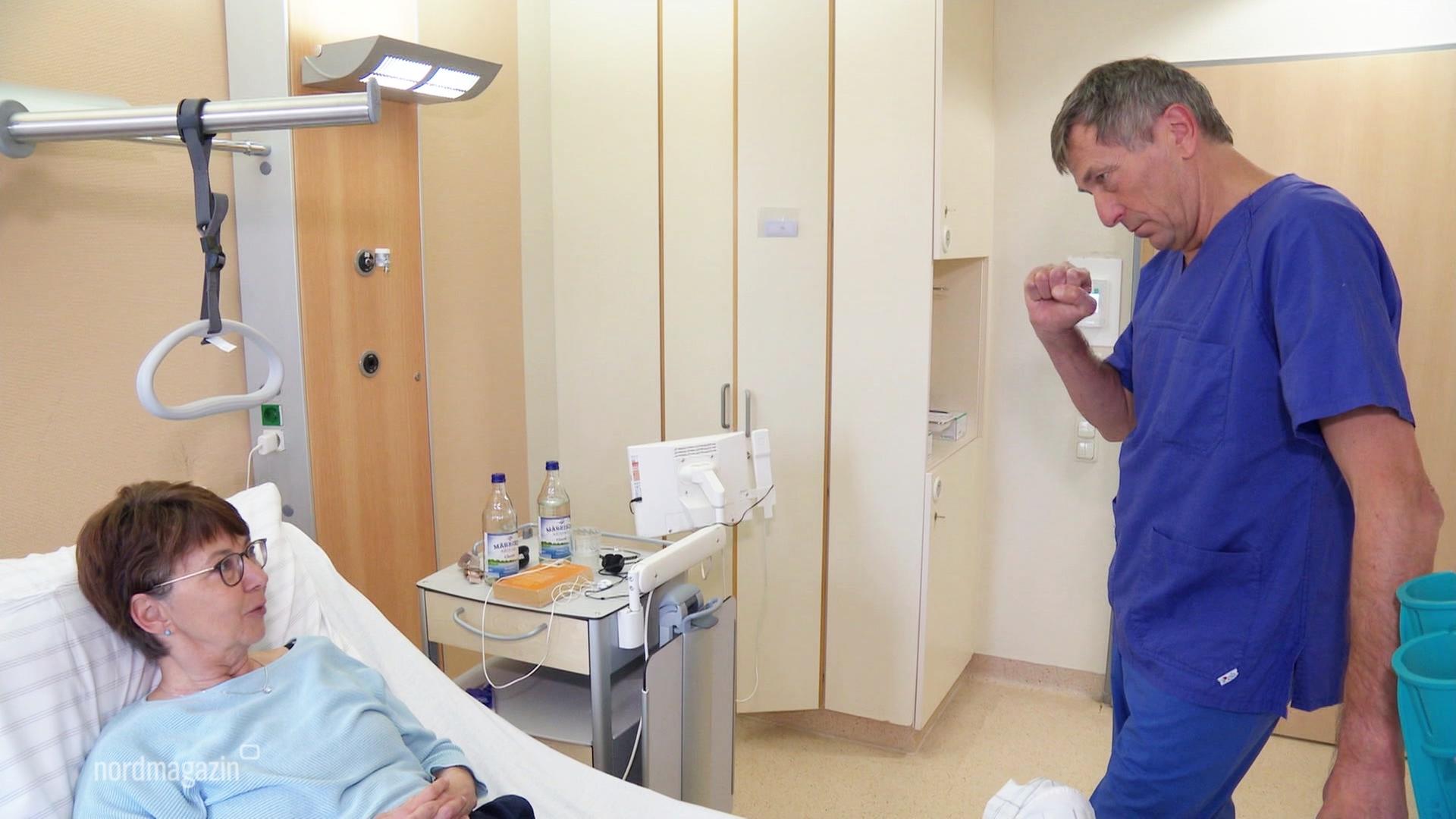  Orthopäde Peter Bartels am Bett einer Patientin. | Screenshot