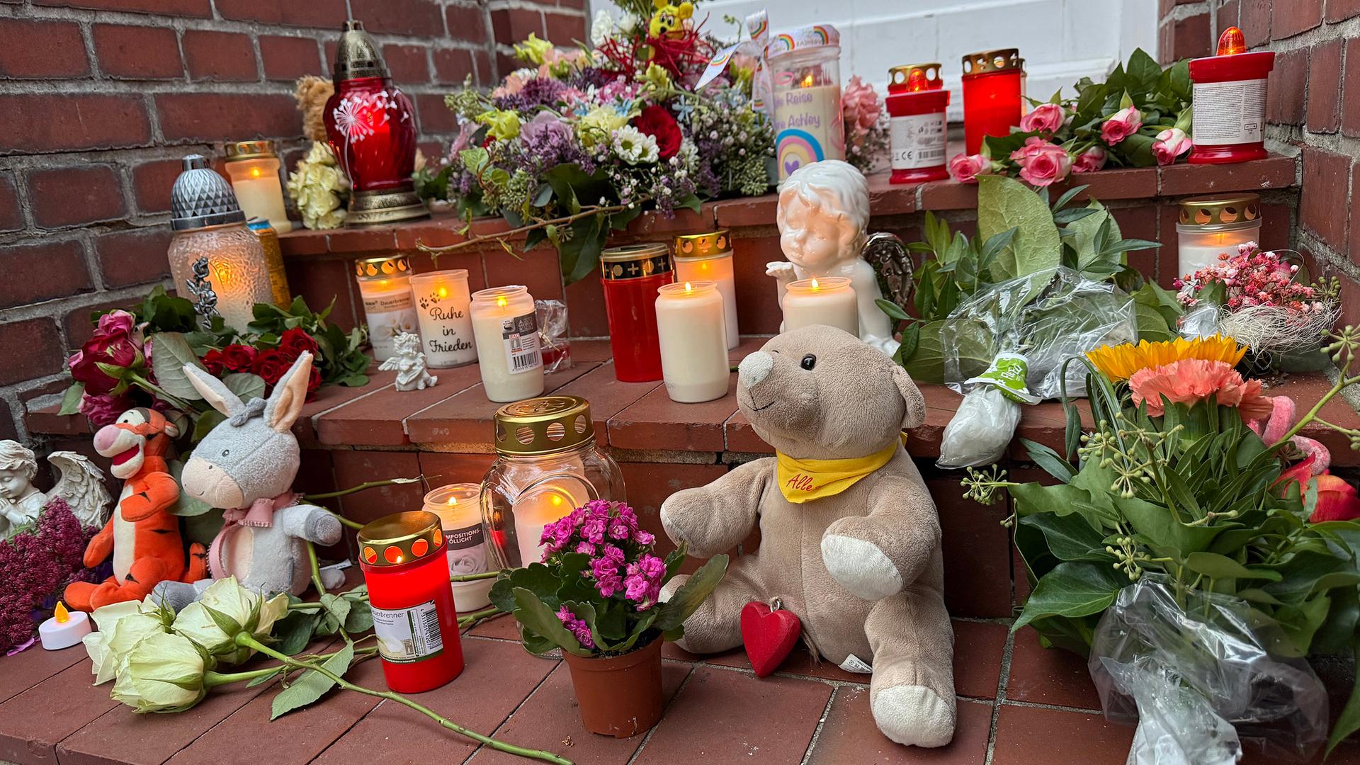 Brunsbüttel: Toter Säugling obduziert – bedrückte Stimmung bei Trauerfeier