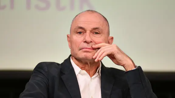 Ο Norbert Gstrein λαμβάνει το βραβείο Siegfried Lenz