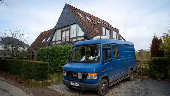 Der Kampfmittelräumdienst sucht unter dem Haus von Familie Onur in Heikendorf nach einer alten Fliegerbombe.