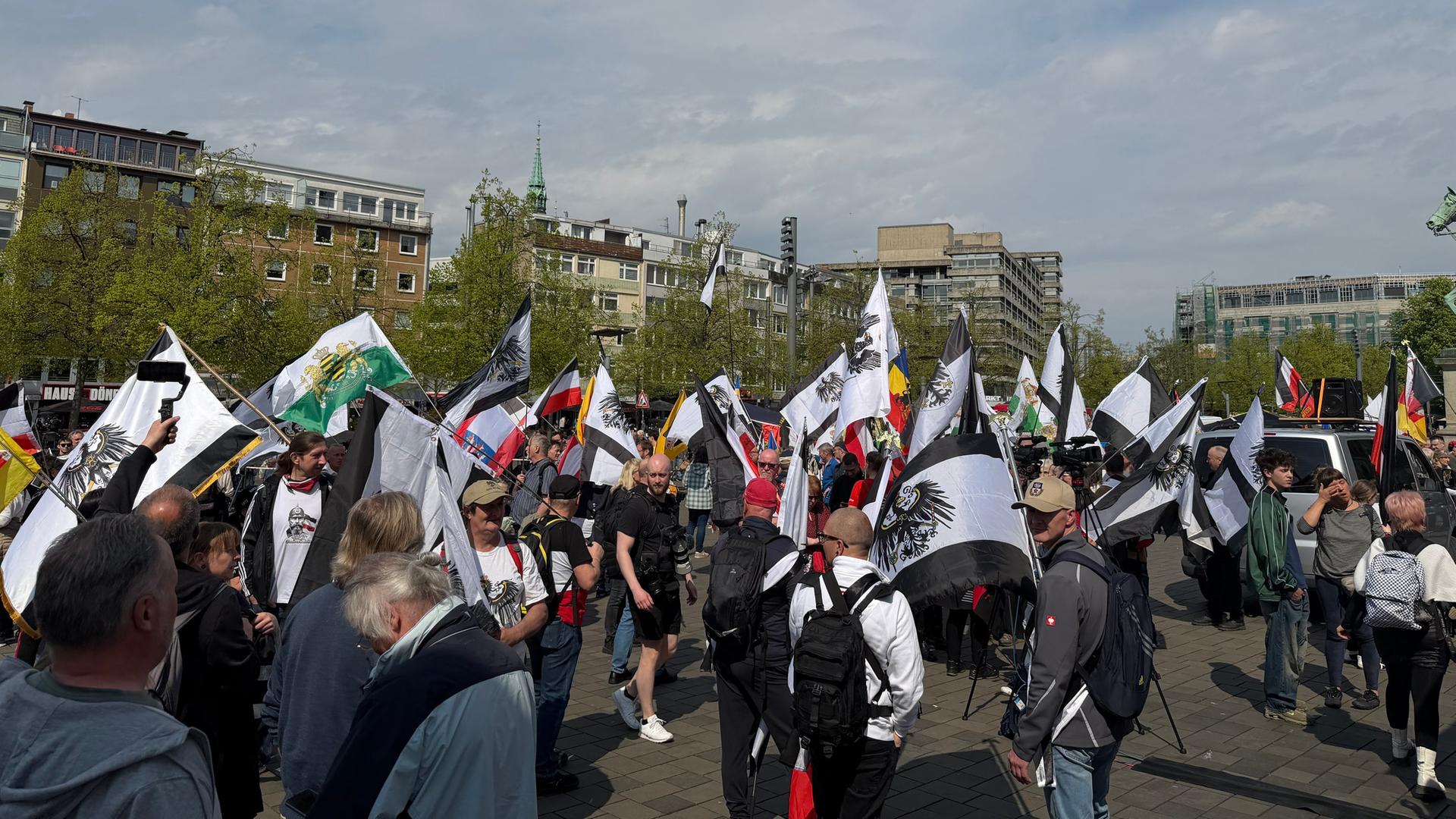 Sogenannte Reichsbürger demonstrieren in der Braunschweiger Innenstadt. Auch Gegendemonstranten protestieren, die Polizei trennt beide Gruppen. | NDR/Lukas Mauri