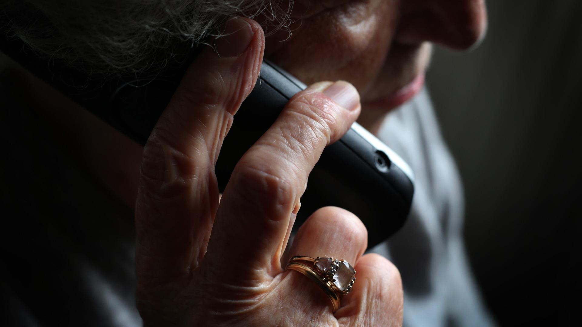 Eine Seniorin telefoniert mit einem schnurlosen Festnetztelefon. | picture alliance/dpa, Karl-Josef Hildenbrand